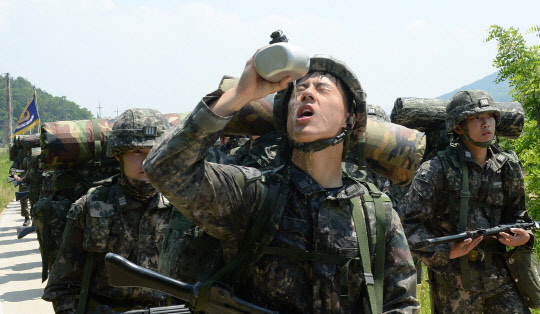 해군사관학교(해사) 사관생도가 2017년 춘계 학년별 군사훈련을 하고 있다. 해사는 15일부터 19일까지 산악행군, 목봉 체조 등 강도 높은 훈련을 한다고 말했다.